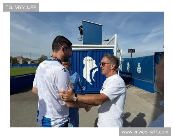 球迷全场鼓掌致意前西班牙人队长达尼-哈尔克 球迷全场鼓掌致意前西班牙人队长达尼-哈尔克